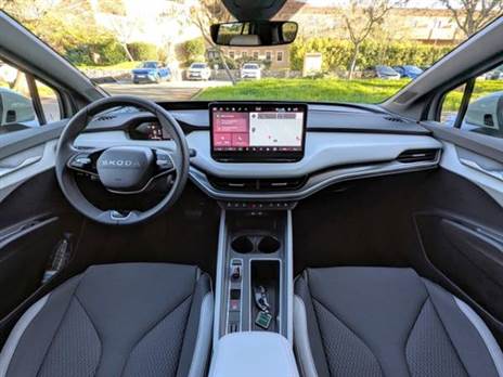 תא הנוסעים זהה לאח הארוך