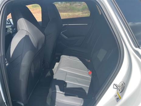 מאחור מבוגרים יחושו בצפיפות