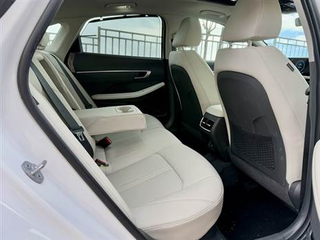 הכניסה לאחור מעט מאתגרת, אבל יש שפע של מקום