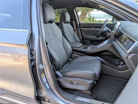 המושבים רחבים ונוחים לאורך זמן, אך משענת הראש “הספורטיבית“ לא תמיד נוחה