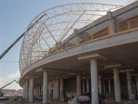 הנחת הקורות עליהן יותקן החיפוי (רן ענפי)