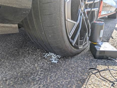 אני מסנן קללה עסיסית לבורג שעף משם, ממתין לחילוץ ונשבע שלא אקנה רכב בלי גלגל ספייר