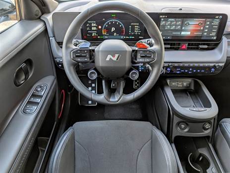 התאמות אישיות למכביר, פאנל בקרת אקלים מעצבן ואם ההגה היה יוצא עוד קצת, זה היה מושלם