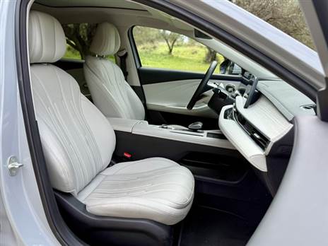 כבר בגרסת הכניסה, מושב הנהג מאוורר. אבל מושב הנוסע לא מתכוונן לגובה