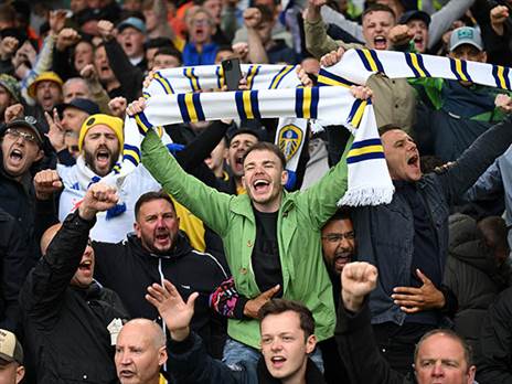 עם ציפיות ואצטדיון מלא, לידס חלמה עלייה (GETTY)