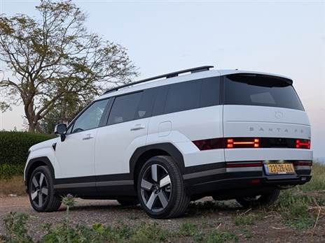 העיצוב ברוטליסטי משהו, אז למרות הקווים הישרים, קשה להתעלם ממנו