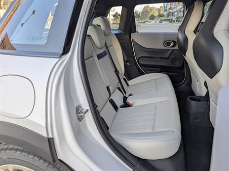 למרות תוספת של קצת יותר מ-7 ס“מ לבסיס הגלגלים עדיין עדיף שילדים ישבו מאחור