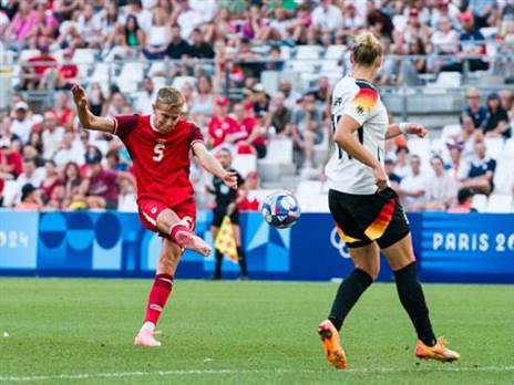 שחקנית הכדורגל הטרנסג`נדרית קווין (Getty)