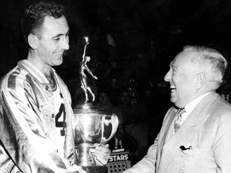 הקומישינר הראשון של ה-NBA. פודולוף (GETTY)