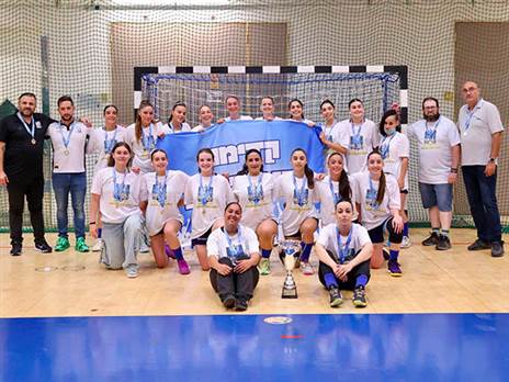 קבוצת הנערות של מ.כ. חולון. השלימה דאבל (צילום: הדר ואן קולא, איגוד הכדוריד)