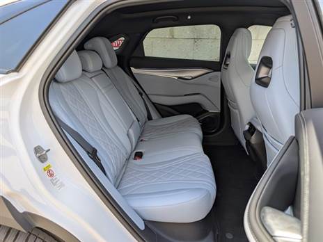 מושב אחורי מרווח מאוד לכל הכיוונים, אך המושב עצמו מוטה בזווית, מה שלא יהיה נוח לכולם