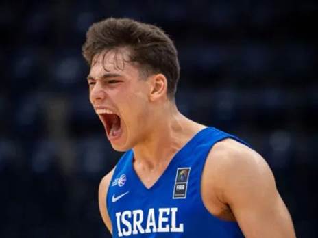 הרבה על הכתפיים שלו. עומר מאייר (FIBA)