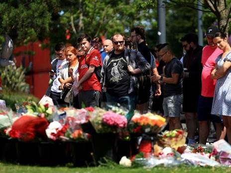 אוהדי ליברפול התאספו מחוץ לאנפילד (GETTY)