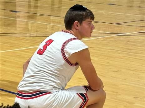 עם כיפה וציצית על הפרקט