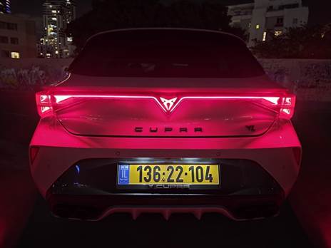 מאחור, כמיטב האופנה, יש תאורת לד מקצה לקצה וגם הסמל מואר