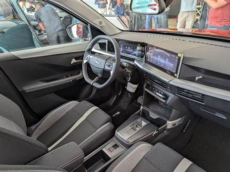 רשימת אבזור טובה, אך איכות החומרים לא גבוהה