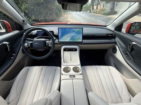 תא הנוסעים שגרתי למדי, איכות החומרים וההרכבה טובה