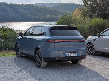 מאחור מזכיר את האח הגדול C10, אבל גם עוד רכבים