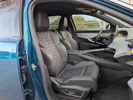 מושבים מפנקים, אולי קצת צרים, אבל ב-GT יש אפילו מערכת עיסוי חביבה