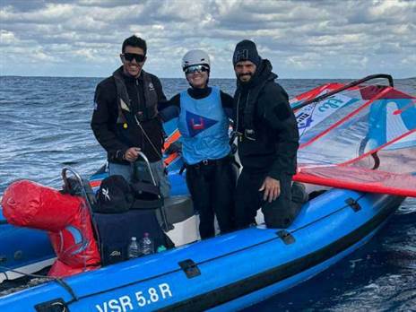 דניאלה פלג מיד אחרי הזכייה, יחד עם מאמנה שחר צוברי (מימין) ועוזר המאמן יעל פז (צילום באדיבות: איגוד השיט)