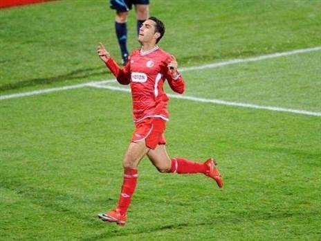 זהבי אחרי השער נגד ליון במדי הפועל ת“א (getty)