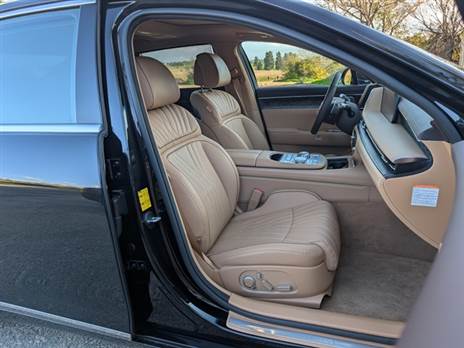 מושבים קדמיים כוללים עיסוי מצוין וכריות צד שמחבקות אתכם ככל שעולה המהירות