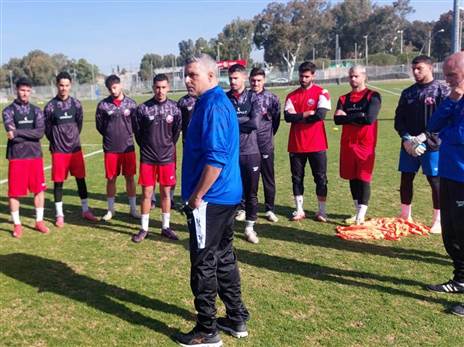 אימון הבכורה של סילבס, שערך שיחה עם השחקנים (הפועל חיפה)