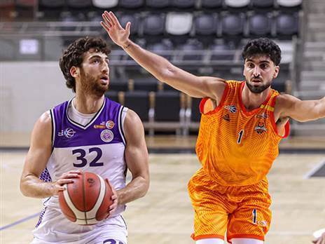 ההחתמה הראשונה. יהונתן ים במדי נהריה (צילום: לילך וייס רוזנברג, מנהלת הליגה הלאומית)