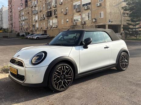 ככה היא נראית עם גג סגור. אנחנו מעדיפים אותו פתוח