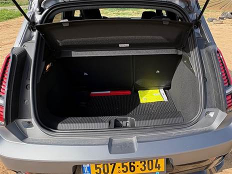 גם תא המטען לא מרשים מאוד