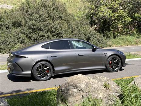 מבנה הסדאן עושה עימה חסד לעומת ה-IM6