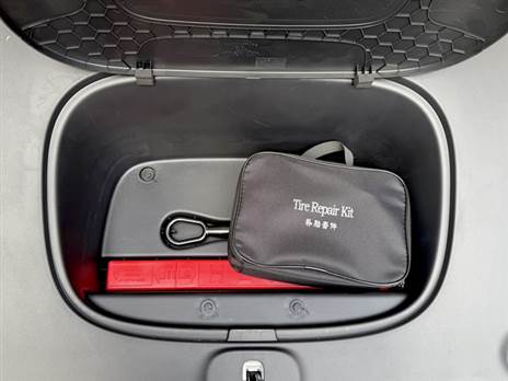 ויש גם תא מטען קדמי, אבל הוא סמלי ממש