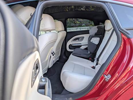 מרווח מאחור לשני מבוגרים או שלושה ילדים, בכל זאת היא משפחתית ולא “מכונית מנהלים“