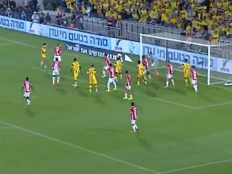 התנועה של שחקני מכבי ת“א והמעבר של וארלה למרכז תיבת החמש