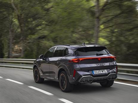 מבנה C-SUV גדול יתר מהפורמנטור