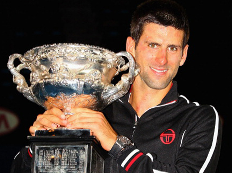 אי אפשר עליו (gettyimages). נובאק דיוקוביץ' עם הגביע החמישי שלו