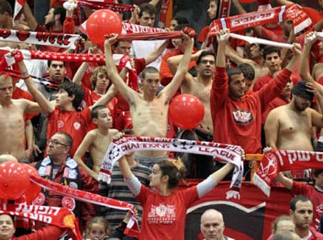 אוהדי הפועל ת"א. חלקם נשארו בחוץ