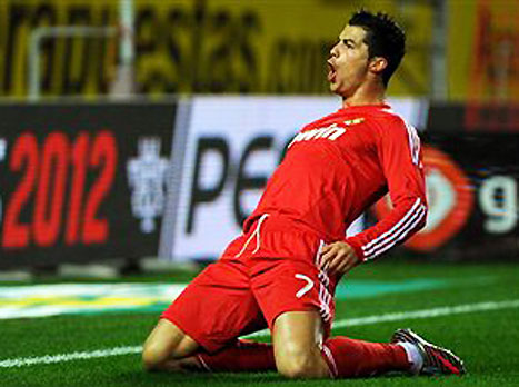 רונאלדו באדום. רק חסרים פסים שחורים? (gettyimages)