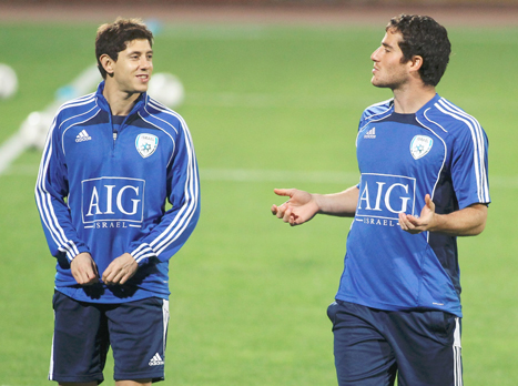 חמד עם מליקסון באימון הנבחרת "יושבת לי בראש" (אלן שיבר)