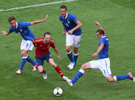 אינייסטה ביורו מול איטליה. שם הבלון התנפח (GETTYIMAGES)
