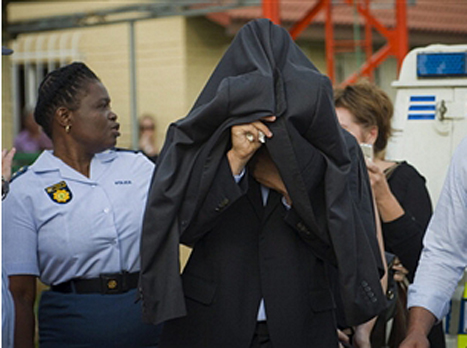 פיסטוריוס מסתיר את פניו. חשש לבריאותו