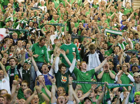 כך עושים זאת נכון. אוהדי צפון אירלנד לא מאבדים את ההומור (GETTYIMAGES)