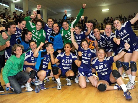 ניצן דונאי, אלופת ספרד (יושבת שלישית משמאל)