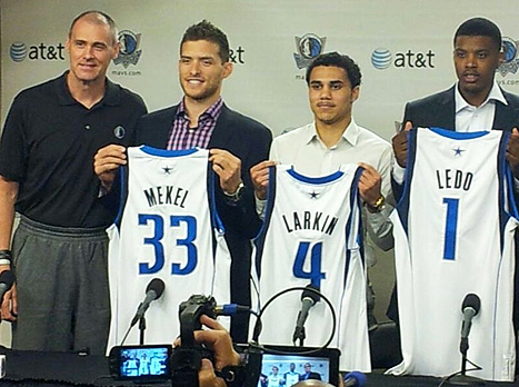 התפנו דקות ברוטציה. מקל עם לארקין בעת הצגתם (gettyimages)