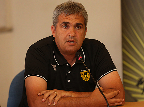 חסר לו כמעט חצי הרכב. אלי כהן (קובי אליהו, וואלה!)