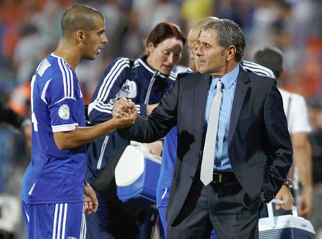 השחקנים בעדו. בן חיים עם גוטמן (אלן שיבר)