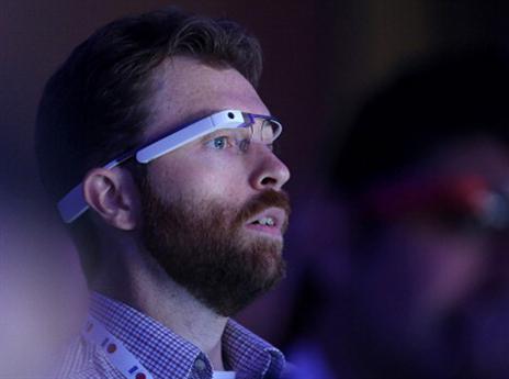 משרוקית, פנקס כרטיסים ובקרוב גם משקפי גוגל? (gettyimages)