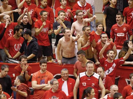 הר הגעש האדום התפרץ, מכבי נחנקה (אלן שיבר)