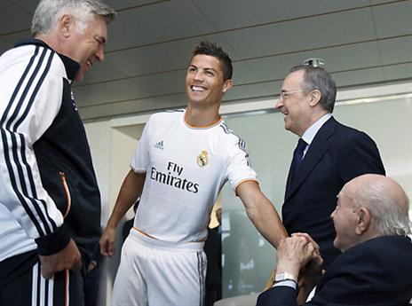 פרס עם די סטפאנו ואנצ'לוטי. מזל שכריסטיאנו מרוצה (gettyimages)