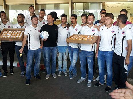 למען הילדים. שחקני הפועל חיפה ב"מאיר"